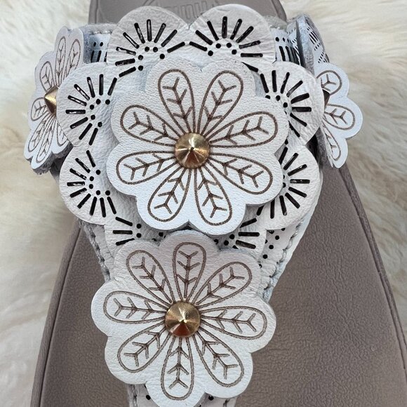 FitFlop Fiorella Floral Sandals, Flip Flops, Thongs Antique White Size 8 - Picture 2 of 9